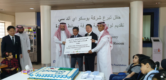 (왼쪽부터) 포스코건설과 사우디 PIF 합작법인인 PECSA Samer Abu Durrah CEO, 포스코건설 이영훈 사장, 주 사우디아라비아 대한민국 대사관 조병욱 대사, 장애인학교(Disabled Children's association) Ahmed Al Tamimi 이사장이 재활기구 기증식을 갖고 기념촬영을 하고 있다. <포스코건설 제공>